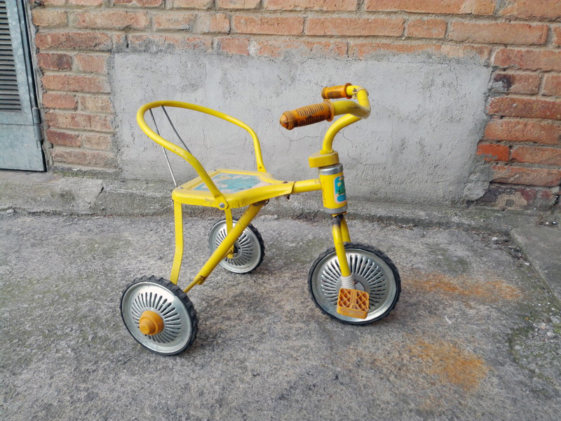 triciclo metal amarillo asia 45x50x42 1u